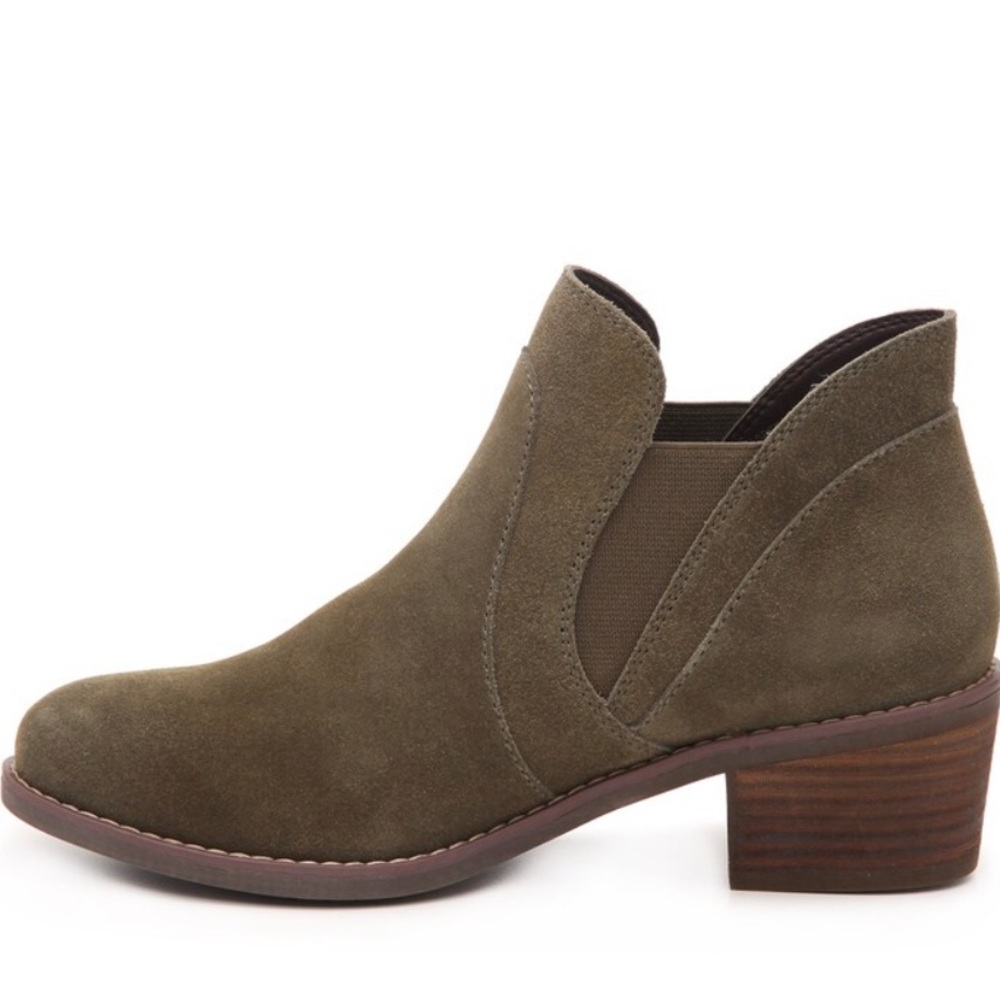 Me Too Zasper Chelsea Booties - size 7.5